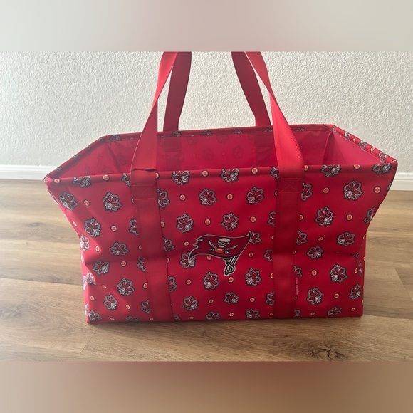 Vera Bradley NFL Tampa Bay Buccaneers Large Tote Bag – Rare Red Print- NWT - Picture 4 of 16